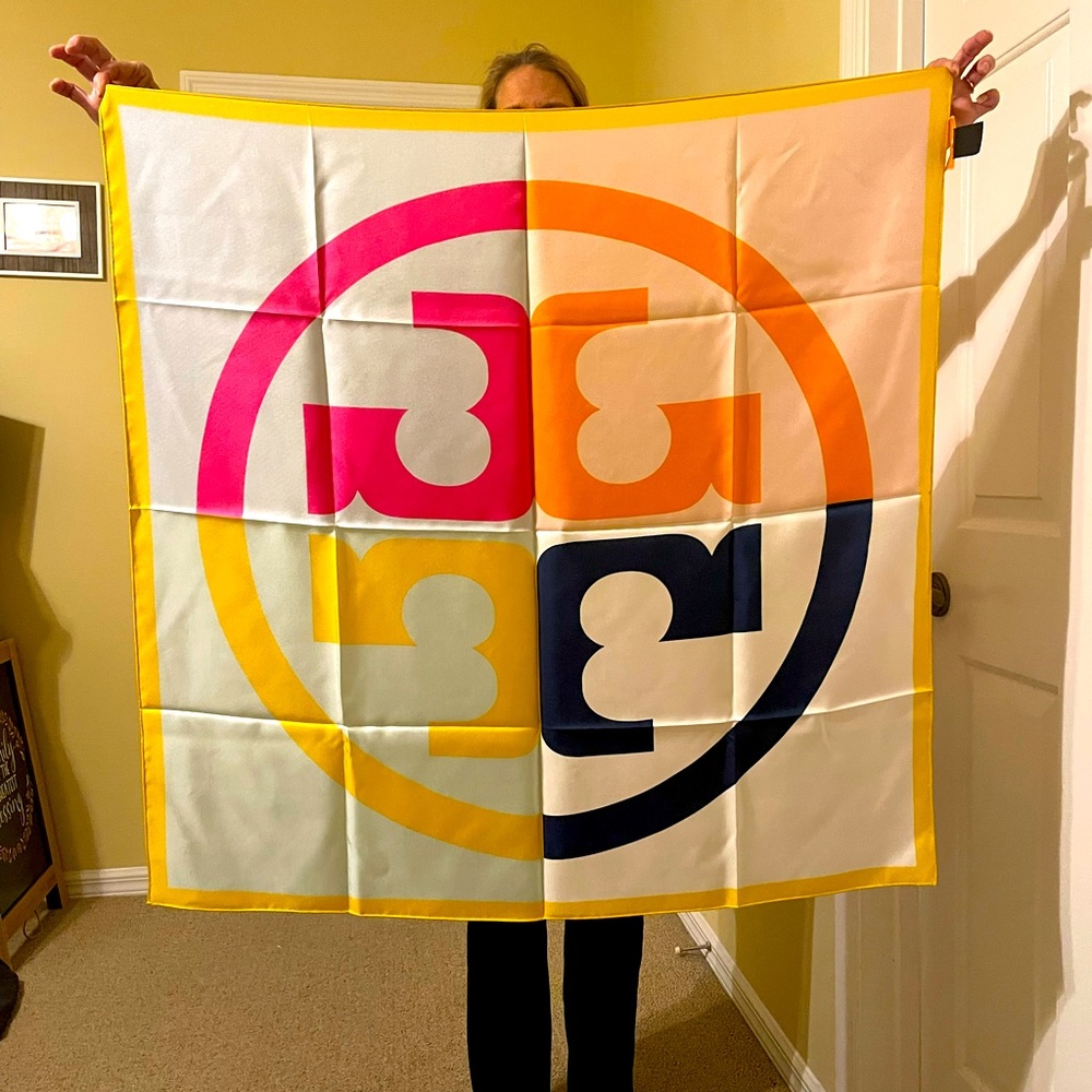BRAND NEW Tory Burch stunning square 100% silk scarf